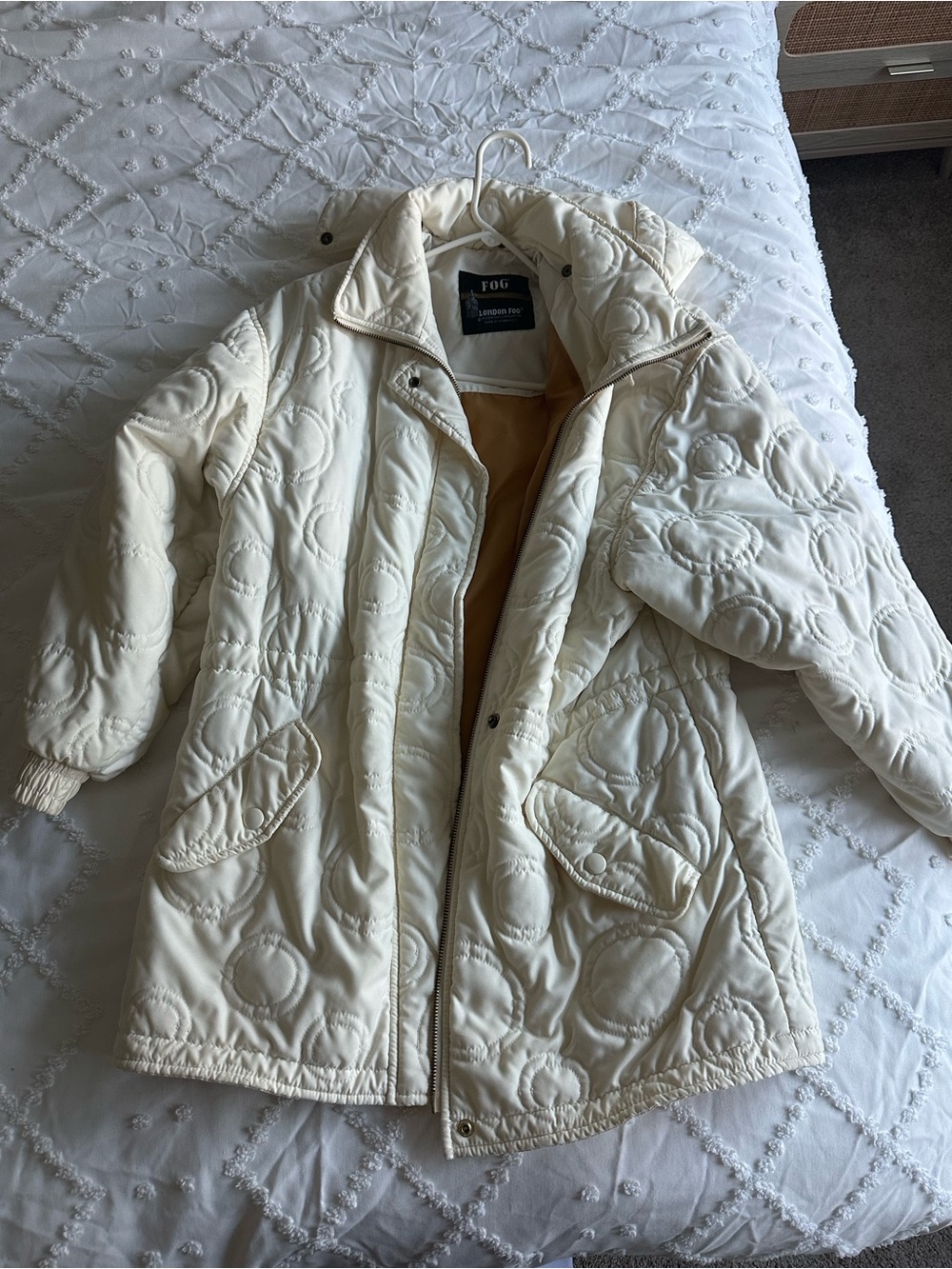Vintage London Fog cream quilt jacket- unique circle pattern- Y2K
